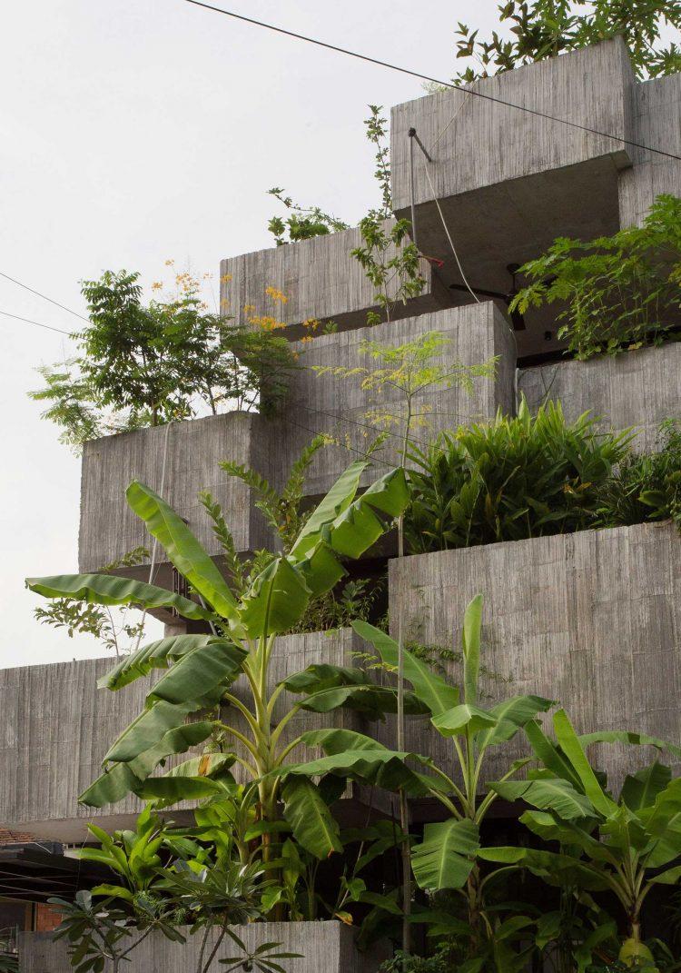 MarcEijs's tweet photo. Concrete home covered in 40 different edible plants. Great design by Formzero in Kuala Lumpur. https://t.co/txPCwyI5DM https://t.co/o5MfpuZpux