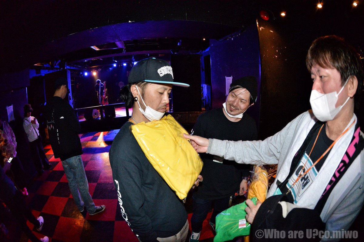 pon_qd_dr's tweet image. 昨日のスミソニックでどっちがいいか選んでくれたかずのしん。

オレンジも捨て難かったが、ブラギーカラーにしました。

娘に着せてみたけどかわいい( ´▽｀)

ちなみにCXIはXL一択なので。

ガッキーが最後まで生きてたのあまりみた事ないなぁ（笑）

#SUMISONIC 
#NORTHTYLE
#ガッキー