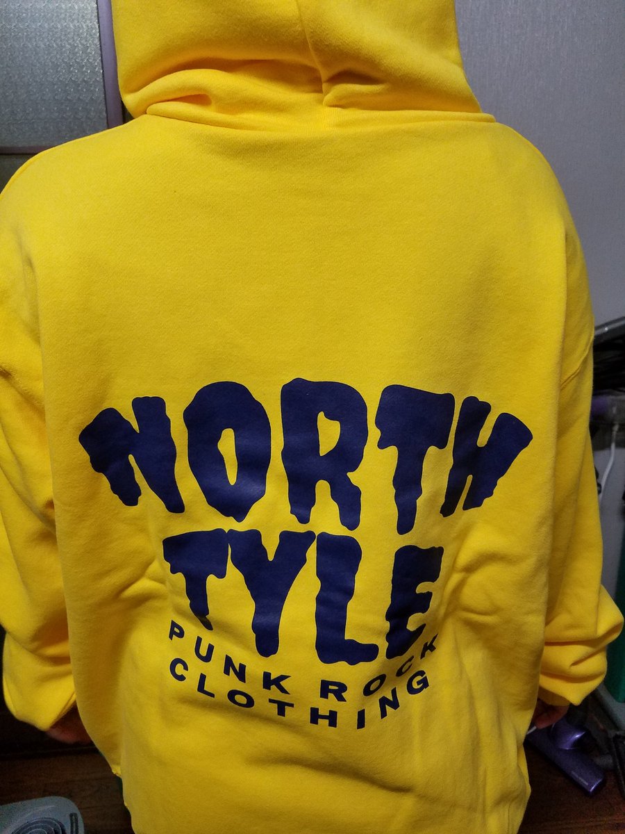 pon_qd_dr's tweet image. 昨日のスミソニックでどっちがいいか選んでくれたかずのしん。

オレンジも捨て難かったが、ブラギーカラーにしました。

娘に着せてみたけどかわいい( ´▽｀)

ちなみにCXIはXL一択なので。

ガッキーが最後まで生きてたのあまりみた事ないなぁ（笑）

#SUMISONIC 
#NORTHTYLE
#ガッキー