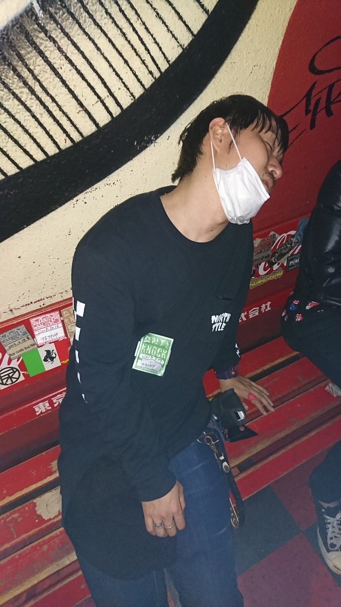 pon_qd_dr's tweet image. 昨日のスミソニックでどっちがいいか選んでくれたかずのしん。

オレンジも捨て難かったが、ブラギーカラーにしました。

娘に着せてみたけどかわいい( ´▽｀)

ちなみにCXIはXL一択なので。

ガッキーが最後まで生きてたのあまりみた事ないなぁ（笑）

#SUMISONIC 
#NORTHTYLE
#ガッキー