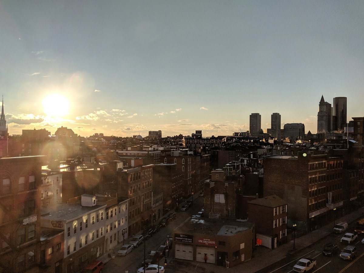 tylerrwall's tweet photo. Good #MondayMorning from #Boston! Belive it or not, it's suposed to snow in 1hr 😂❄️🌨️⛄ #monday #skyline #bostonskyline #morning https://t.co/HvwEjDJdZX