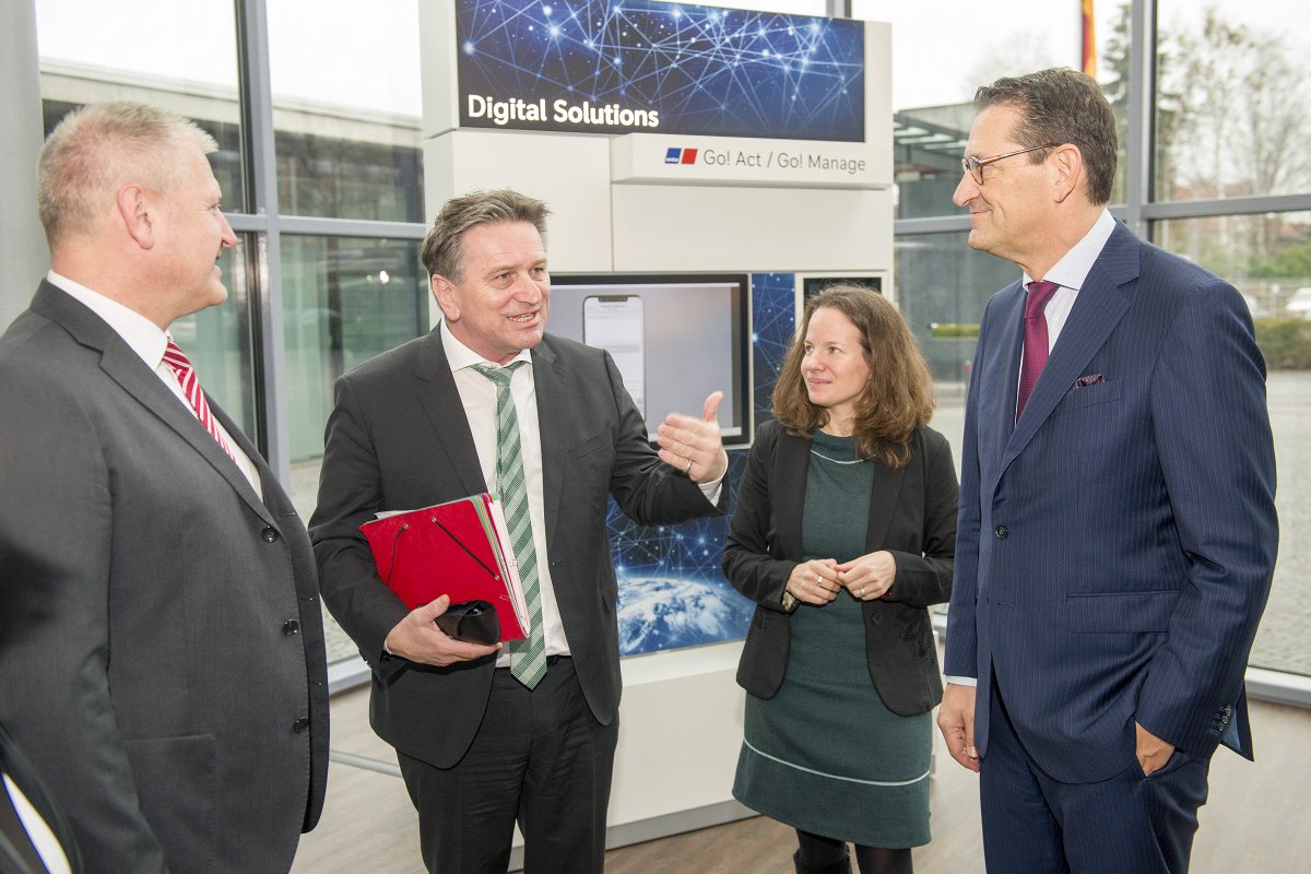 rrpowersystems's tweet photo. Baden-Württemberg's State Minister for Social Affairs, Manne Lucha, has visited MTU's “BKK” company health insurance fund to find out more about what Rolls-Royce Power Systems and the BKK are doing to improve health screening at work. https://t.co/mj9Fndf8hv