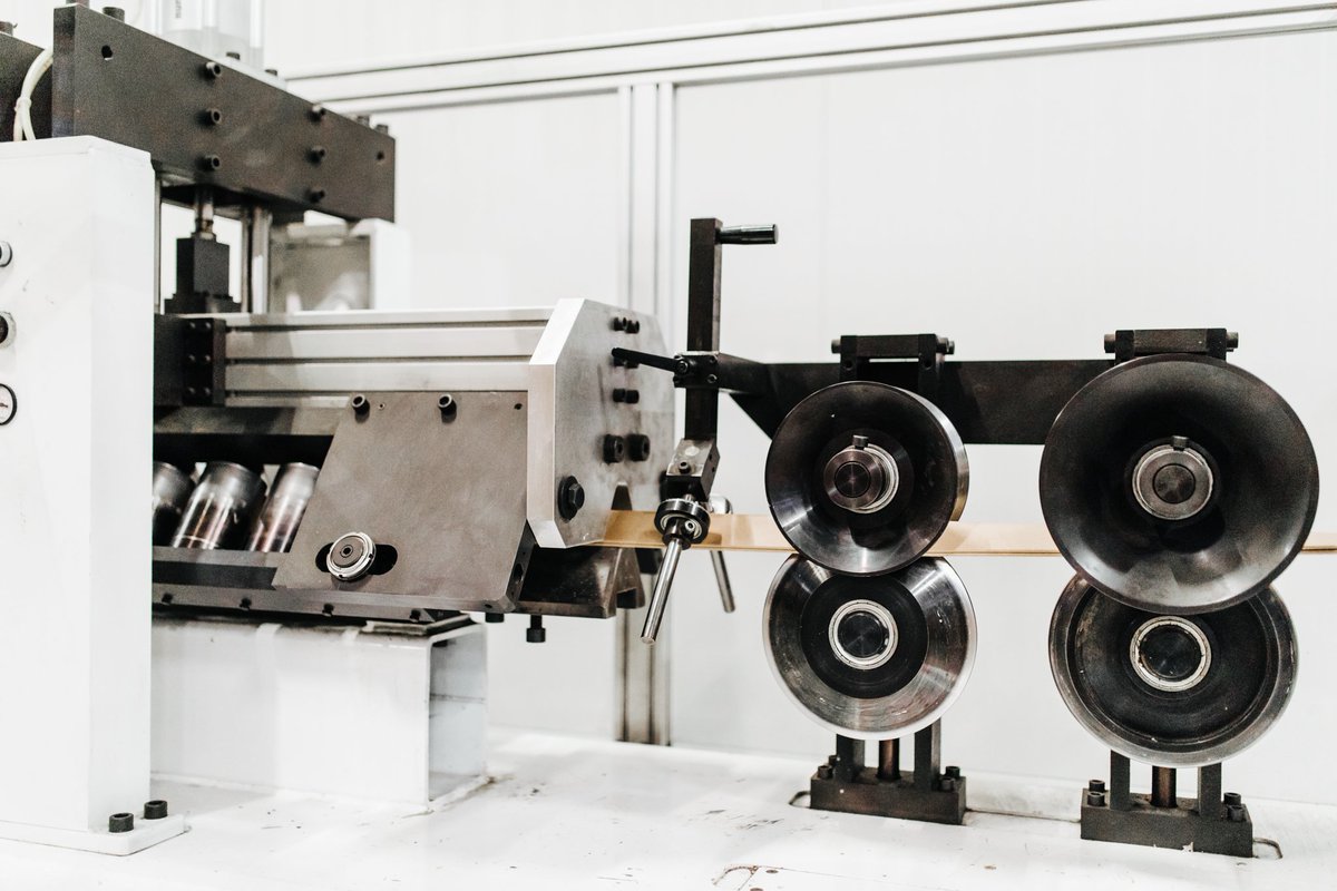 Een uniek kijkje achter de schermen. De productie van onze eigen hoeklat, APP corners, is in volle gang! Benieuwd naar wat we nog meer maken? Volg dan al onze kanalen! #Argos #Packaging #Duurzaam #hoeklat #behindthescenes #producent #leverancier