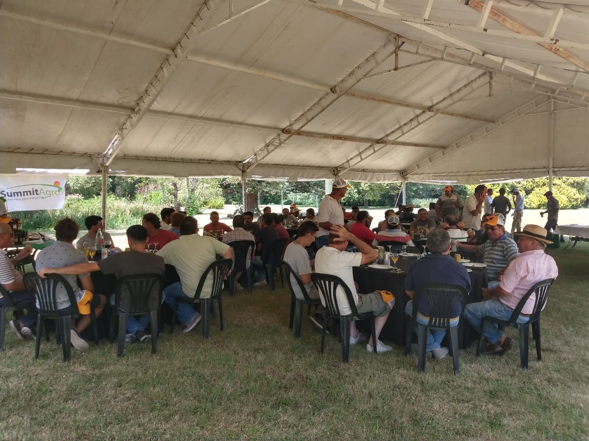 SummitAgroAr's tweet photo. El viernes participamos en una jornada demostrativa en La Carlota junto con nuestro distribuidor Agro Servicios Cordobeses (Asc). ¡Mostramos la performance de #CropShield y #RaceRM y compartimos un rico asado! https://t.co/ZkOp6584QF