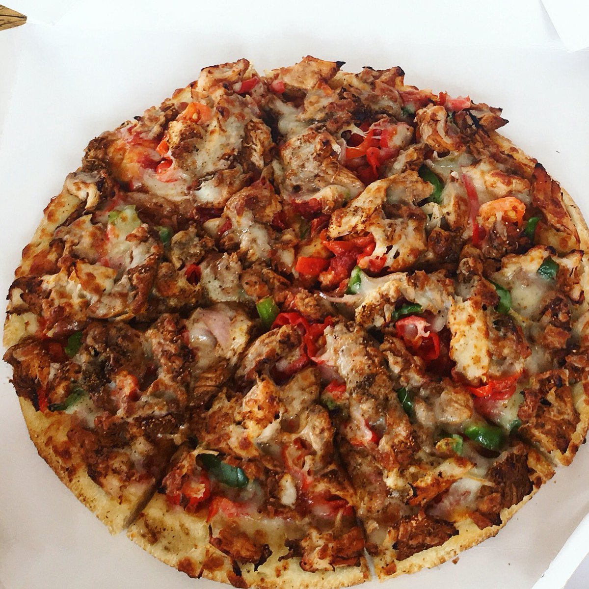 weareroadchef's tweet image. Lunch is served! And its hot and tasty😋😋😋 Who's hungry for some pizza?
#pizzaplug #pizzadelivery