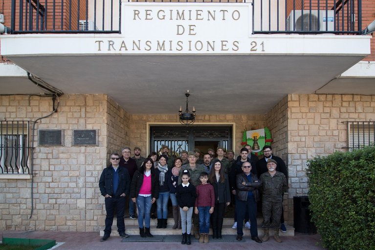 En plena preparación de la #FallaMilitar, la Falla Zapadores <a href="/sapadors55/">Falla Zapadores</a> visita el Regimiento de Transmisiones #RT21, con el que está hermanado. En su 75 aniversario, les enseñamos nuestros medios y los valores militares de los que siempre hace gala el <a href="/EjercitoTierra/">Ejército de Tierra 🇪🇸</a> #Fallas2019