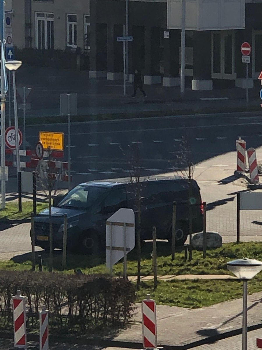 Beste @PolitieVDM, werklui bij winkelcentrum Vleuterweide zetten elke keer de hele dag hun auto midden op de stoep terwijl er voldoende parkeerplaatsen zijn. Is dit normaal? Erg hinderlijk is het wel..