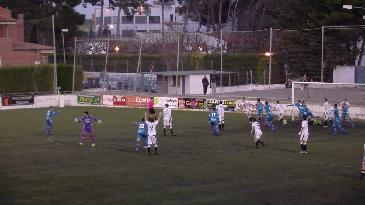 LesBorgesTV's tweet photo. VÍDEO II Crònica del partit d'aquest cap de setmana entre el @FC_BorgesBl i el @CambrilsUCF (3-3).

https://t.co/Lf0ztJGY1u https://t.co/TwQTcaFLWV