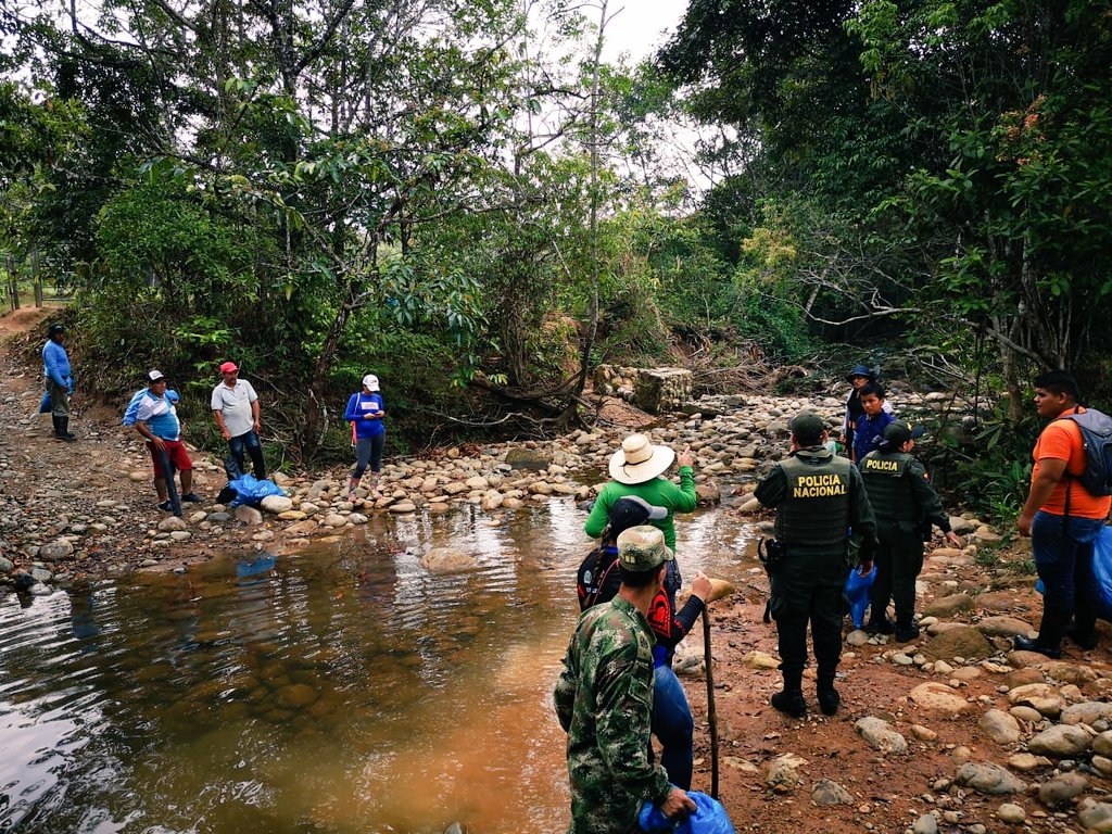 Ejercito_Div4's tweet photo. #HorusEsProgreso @COL_EJERCITO en Uribe, #Meta, realiza jornada ambiental en la rivera del río Guejar, limpiando sus rondas, con el propósito de frenar la contaminación del sector y contribuir en las condiciones de calidad de vida de 150 familias que viven sobre el sector. https://t.co/6zeU2dOQop