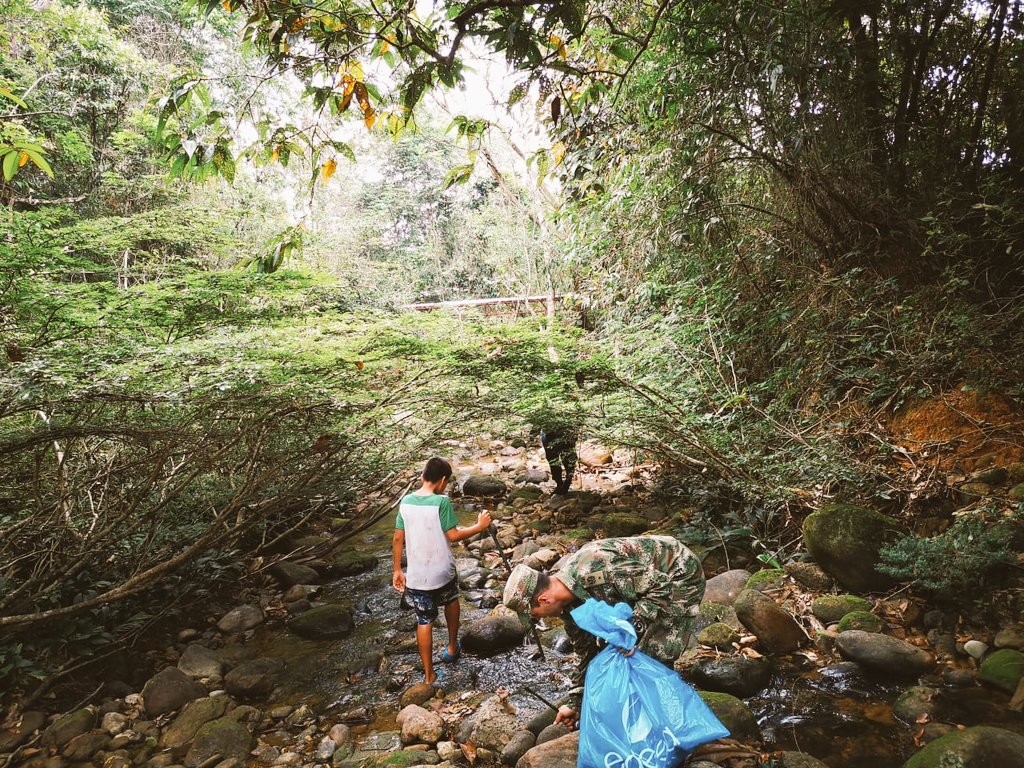 Ejercito_Div4's tweet photo. #HorusEsProgreso @COL_EJERCITO en Uribe, #Meta, realiza jornada ambiental en la rivera del río Guejar, limpiando sus rondas, con el propósito de frenar la contaminación del sector y contribuir en las condiciones de calidad de vida de 150 familias que viven sobre el sector. https://t.co/6zeU2dOQop
