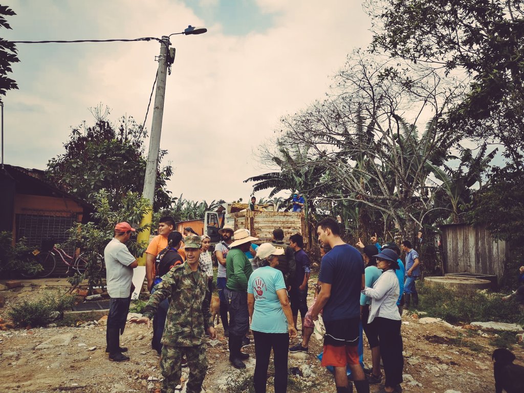 Ejercito_Div4's tweet photo. #HorusEsProgreso @COL_EJERCITO en Uribe, #Meta, realiza jornada ambiental en la rivera del río Guejar, limpiando sus rondas, con el propósito de frenar la contaminación del sector y contribuir en las condiciones de calidad de vida de 150 familias que viven sobre el sector. https://t.co/6zeU2dOQop