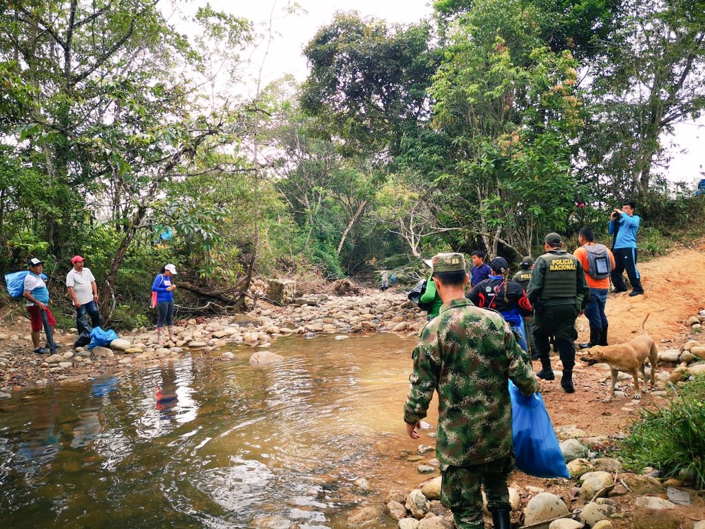 Ejercito_Div4's tweet photo. #HorusEsProgreso @COL_EJERCITO en Uribe, #Meta, realiza jornada ambiental en la rivera del río Guejar, limpiando sus rondas, con el propósito de frenar la contaminación del sector y contribuir en las condiciones de calidad de vida de 150 familias que viven sobre el sector. https://t.co/6zeU2dOQop