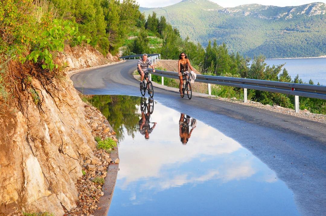 HuckFinnCroatia's tweet photo. ACTIVE CYCLISTS 🚴🏼‍♀️ We designed our Sail &amp; Bike trip for independent cyclists who enjoy spending time outdoors, appreciate art, history, culture and local tradition of Croatia. 
We’ll cycle longer distances and explore scenic Croatian islands. 🙌🏼🌴 
https://t.co/bECZBrRoaT https://t.co/zVWXXuqNMN