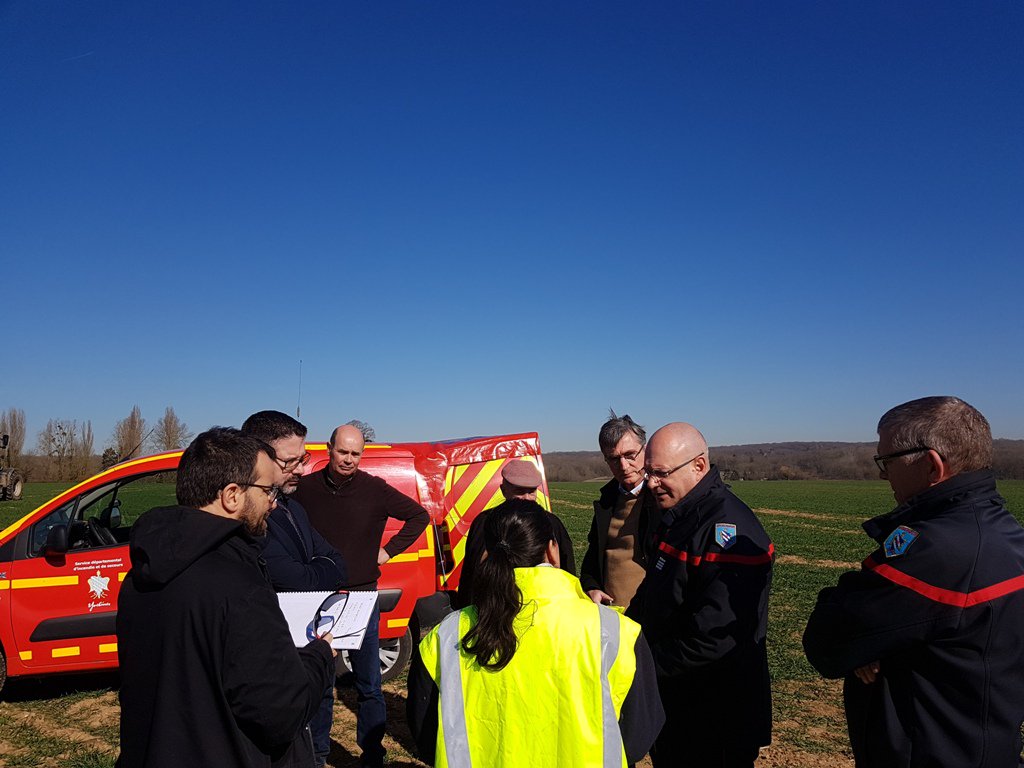 Prefet78's tweet photo. #Yvelines fuite d'hydrocarbure localisée lundi 25 février 2019 sur le pipeline d'Ile-de-France @Total à hauteur d'Autouillet/Boissy-sans-Avoir. 4 à 7 ha de champs + rûs touchés 
Intervention des @pompiers78 en cours
Le Directeur de Cabinet est sur place 
👉https://t.co/iNRVgqI6Dv https://t.co/77X77iDAad