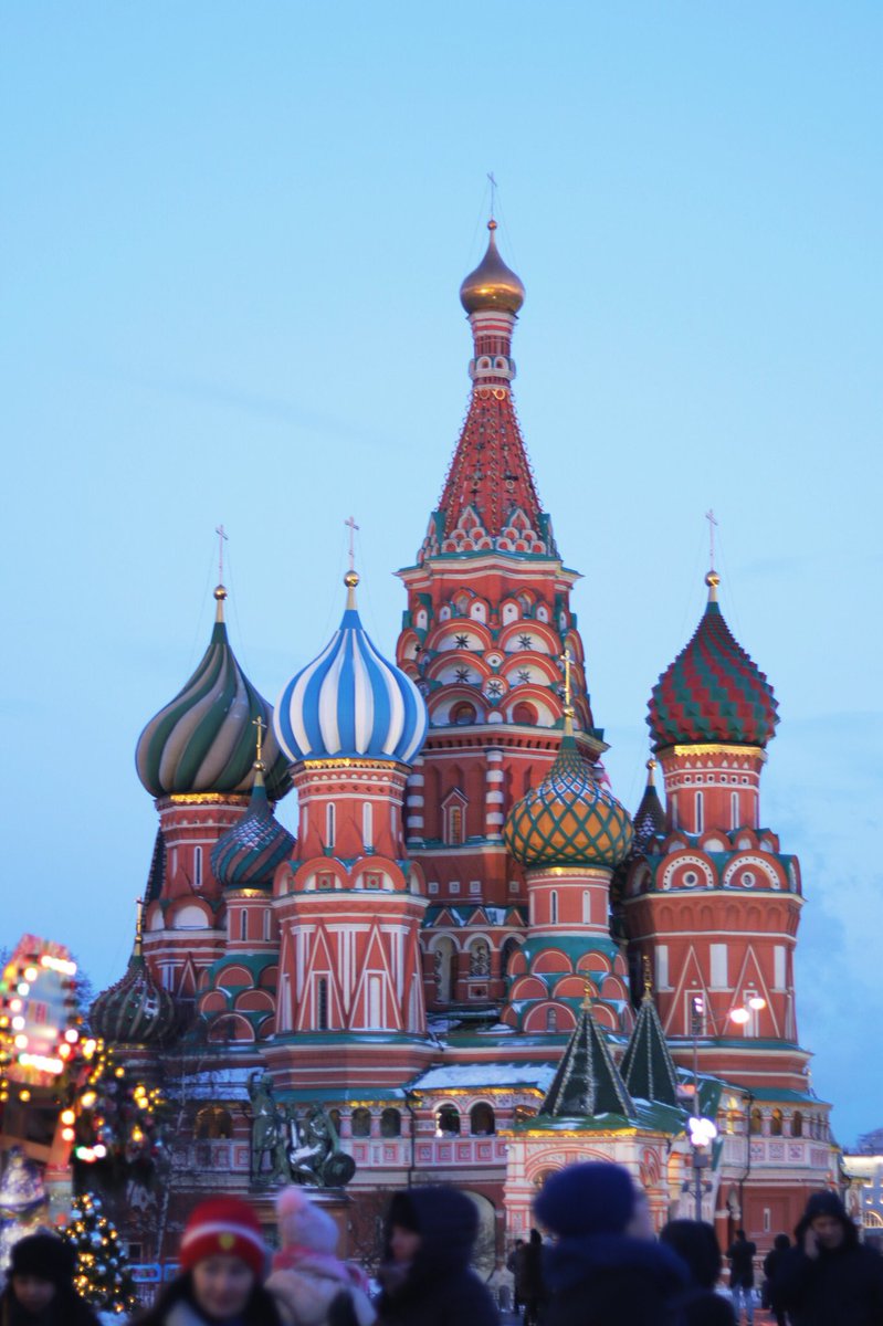 discover_mom's tweet photo. Saint Basil’s Cathedral is so pretty and I can’t move on! #wheninrussia https://t.co/4OMF9zRhYD