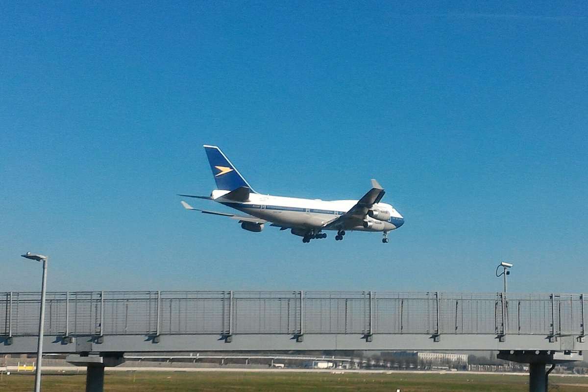 SkyFox247's tweet photo. Ah, when you see it, great memories come flooding back! 😍 Was quite surprised at the reception on the grassy knoll waiting for @British_Airways #BA282 from Los Angeles in #BOAC livery, returning to @HeathrowAirport #avgeek @verstopper https://t.co/eUkNanmvKK