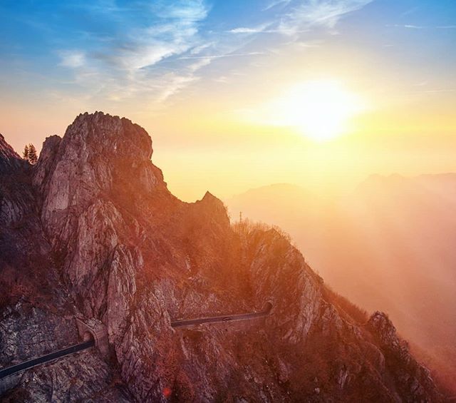 Mountain roads are my favorite!

#apuanalps #passodelvestito
#italy_vacations #italian_places #TopItalyPhoto #ig_italy #igersitalia #yallersitalia #vivo_italia #ITALIA_INUNOSCATTO
#europe_greatshots  #europe_vacations #topeuropephoto #dronenature #fromwhereidrone #DroneOfThe…