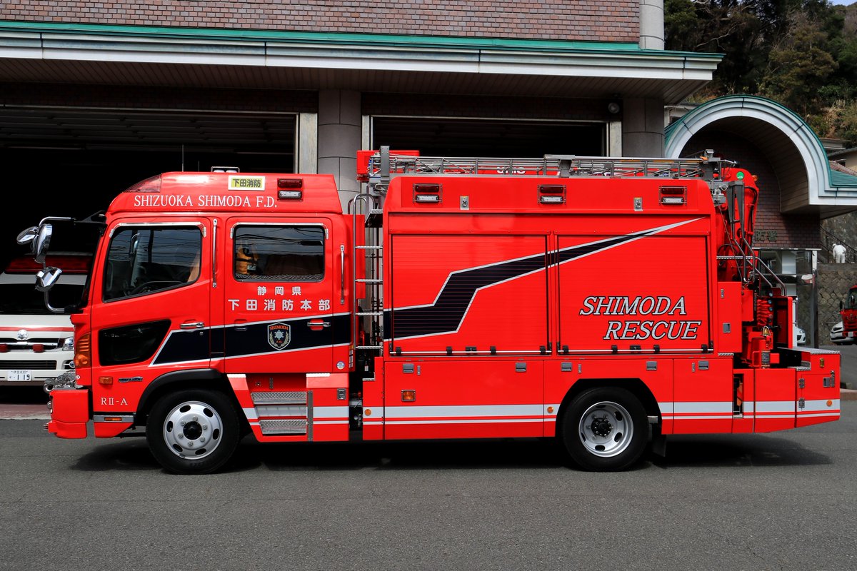 下田消防本部 下田消防署 下田41 救助工作車 型 H27年度導入の 型工作車 艤装は帝国繊維 紺色の稲妻 マークが印象的です 下田消防本部 下田消防署 下田41 救助工作車 型 H27年度導入の 型工作車 艤装は帝国繊維 紺色の稲妻 マークが印象的です