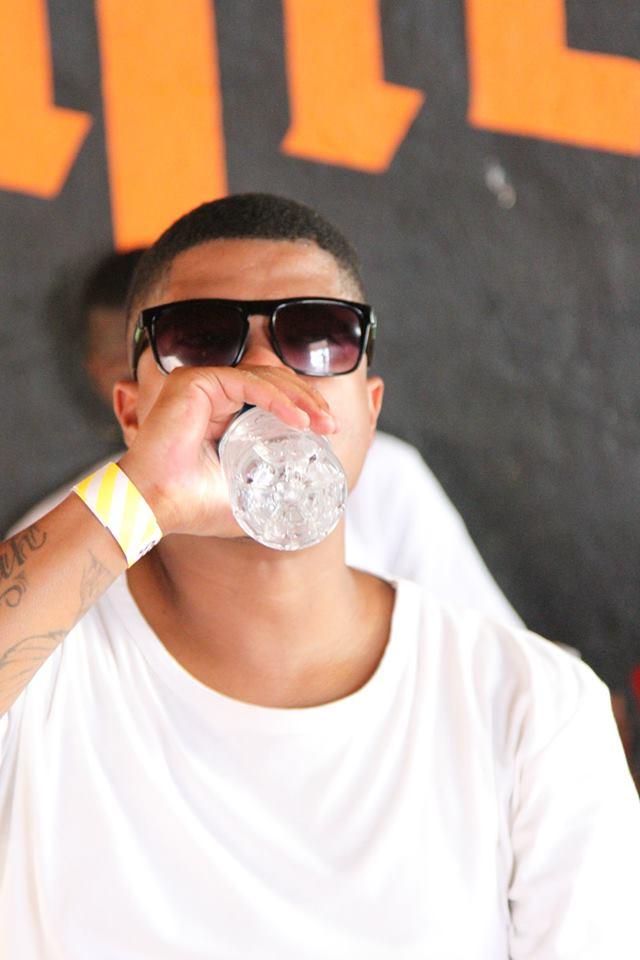 NawaZone's tweet image. The art of drinking water and minding your business. #drink #your #water #AzealZylaCheezeMatsoarelle