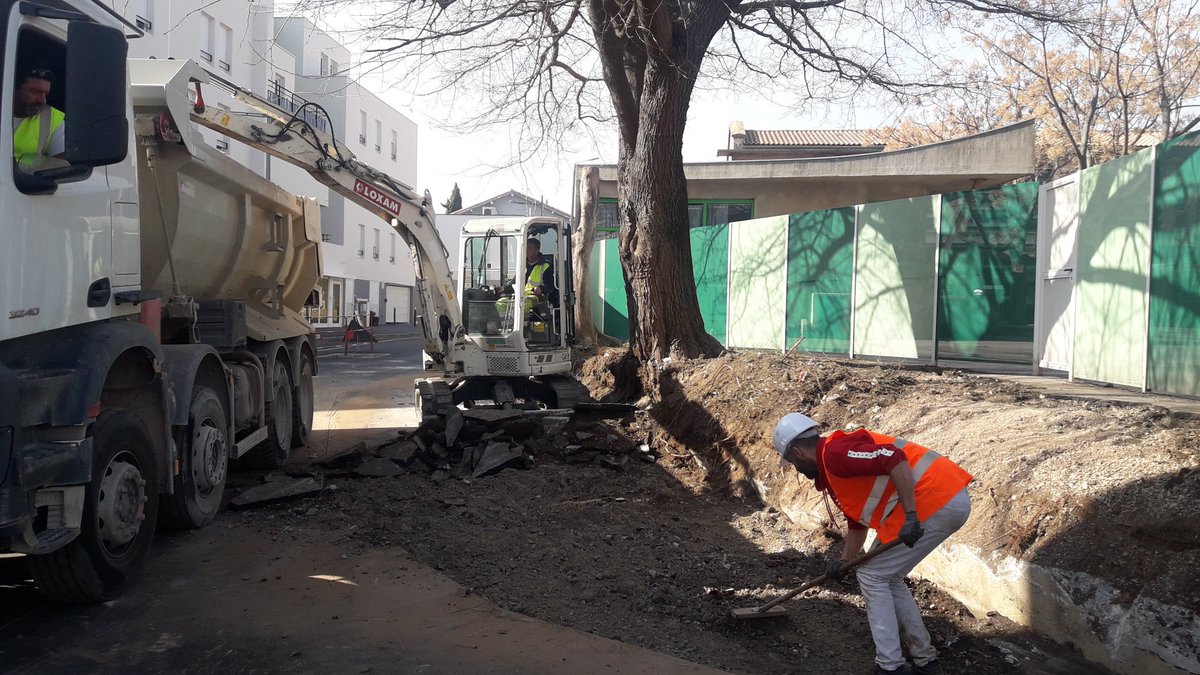 ChefEIFFAGE's tweet photo. 🚧 Travaux d'entretien Spie Batignolles - Malet : Rue des Clématites, École Jacques Brel : Démolition du mur , mise en sécurité et création d'un espace vert. 
#montpellier
#voirie
#embellissement #travauxroutier 
#rénovation
#accessibilite
#travaux
#travauxpublics
#hérault
#BTP https://t.co/vdp0PJQIdO