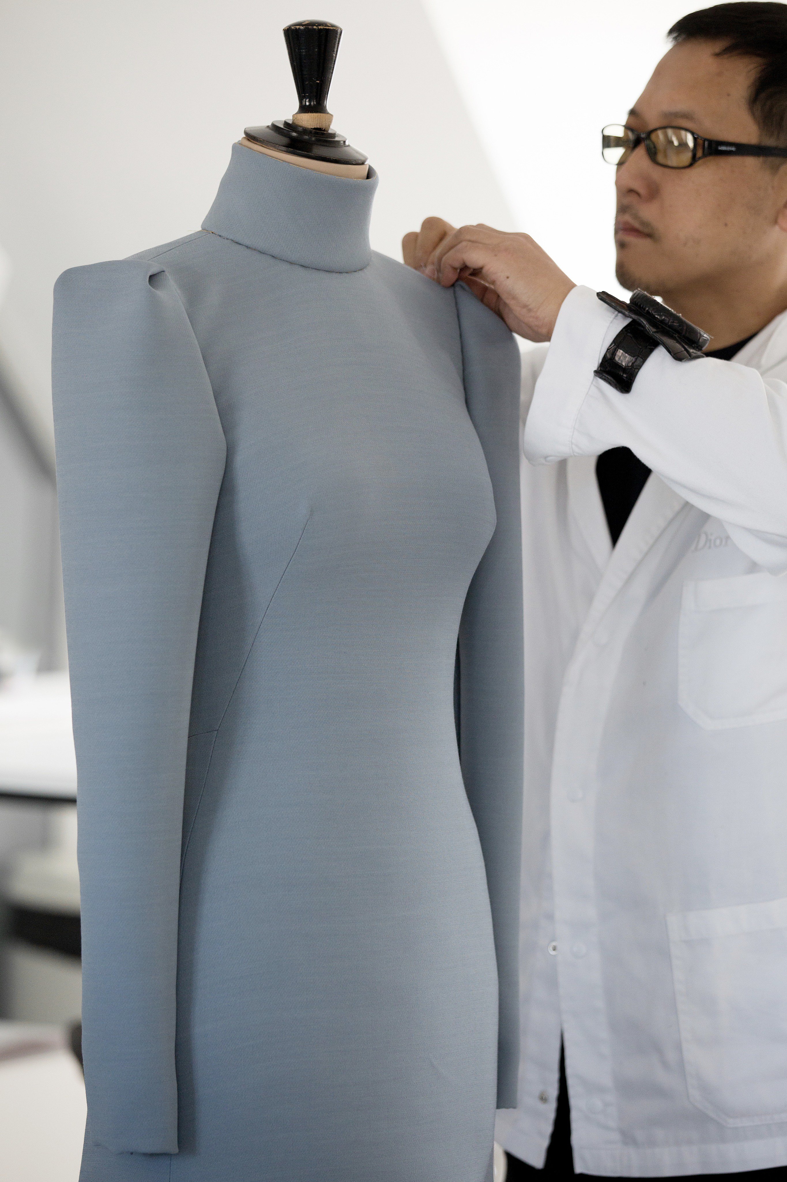 Dior on X Charlize Theron s gorgeous ice blue gown custom designed for the 2019 Oscar Awards by MariaGraziaChiuri required 200 hours of craftsmanship by the petites mains in the Dior atelier. DiorSavo...