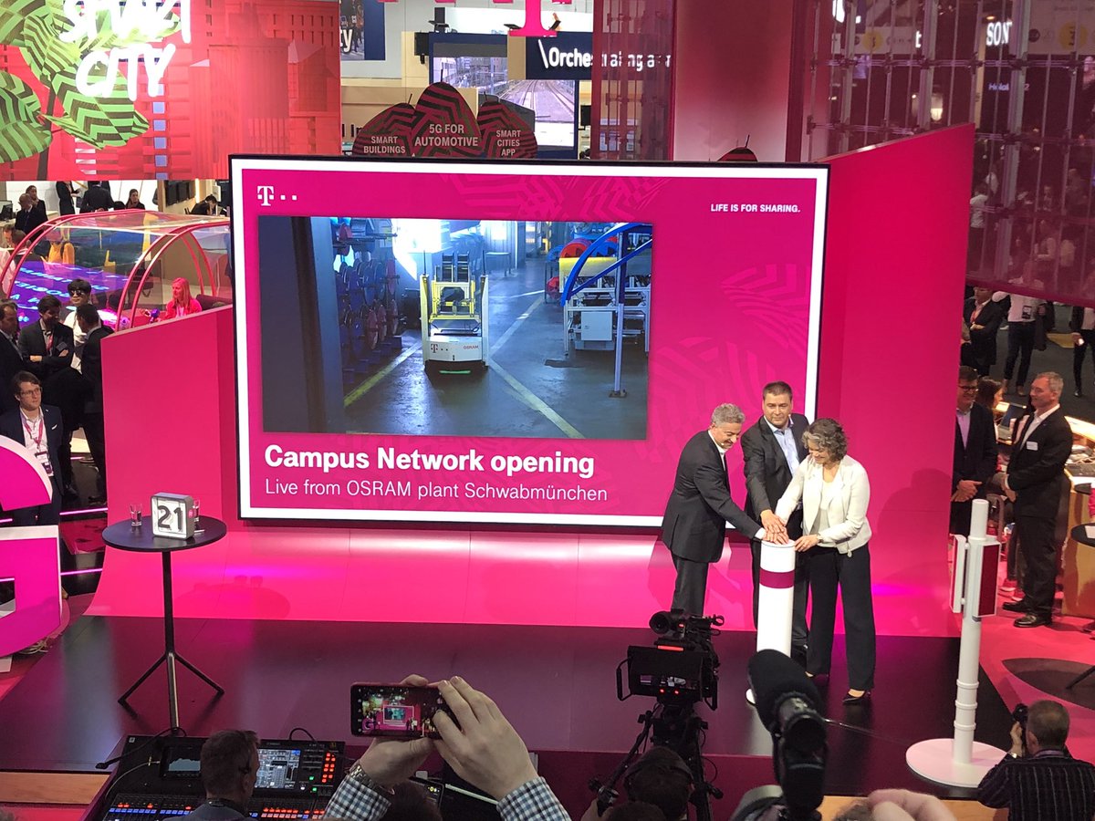 „Mit unseren für #5G vorgesehenen Campus-Netzen liefern wir schon heute eine neue Lösung für Industrie-Kunden. Gerade wenn mobile Roboter in größerer Zahl zusammenarbeiten und kommunizieren, brauchen sie ein starkes Netz.“, so @claudianemat. #MWC19 👉 telekom.com/de/medien/medi…