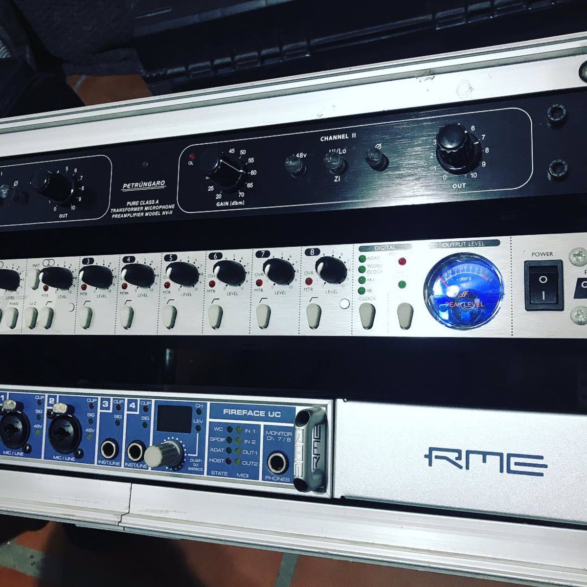 RME_Audiolatino's tweet photo. Foto por cortesía de @de.la.rana desde Argentina. 🇦🇷
La increíble Interface de audio #FirefaceUC de RME te permite grabar hasta 18 canales de audio simultáneos. Su diseño half rack te permite transportarla fácilmente y grabar cualquier situación a la más alta calidad. https://t.co/f9vxJVdpDc