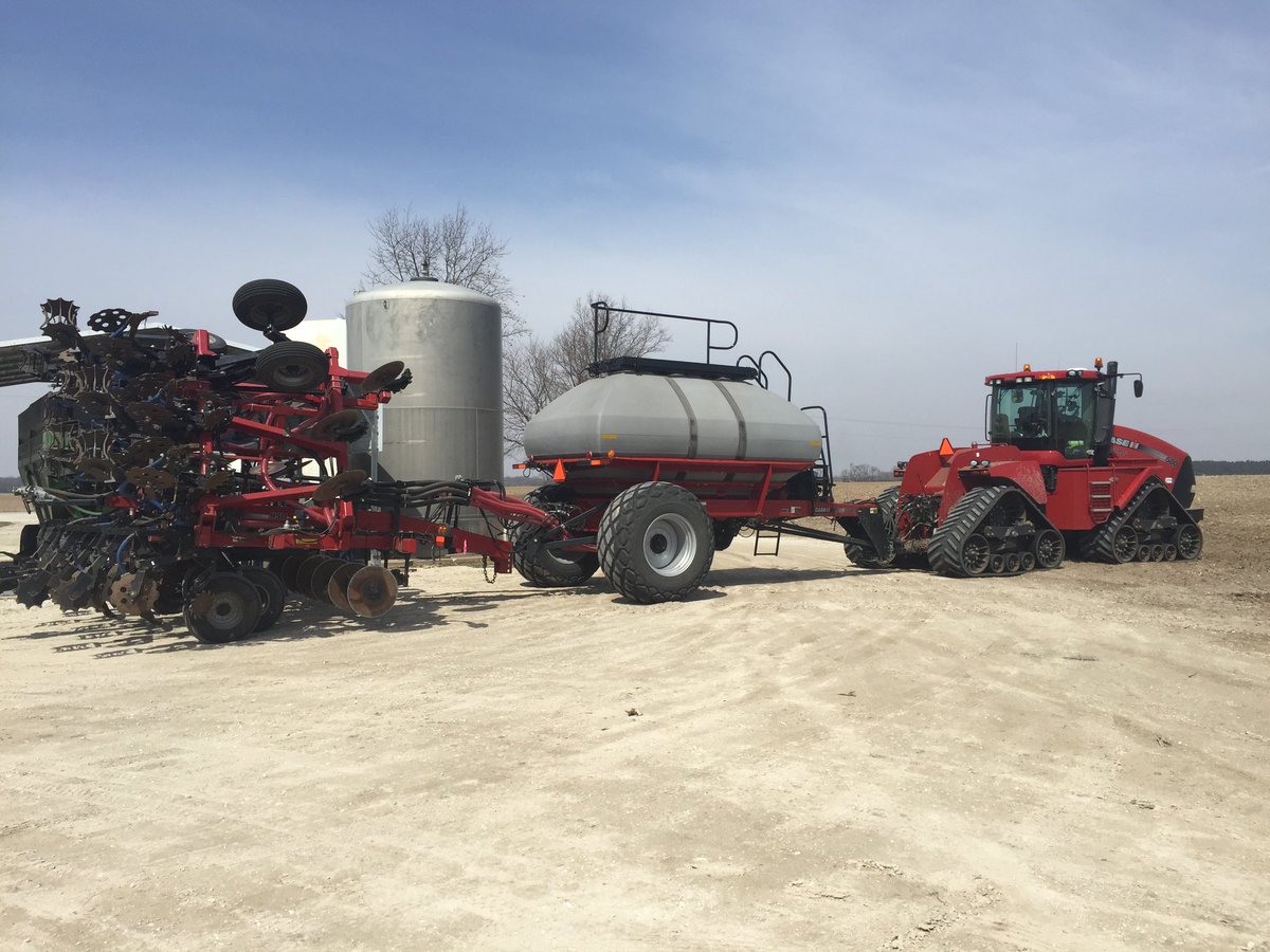 tj_jff's tweet photo. Looking for a great way to make beautiful strips while putting on dry fert and nh3?   Selling 3 yr old 16row 950 w 12ton aircart.   We r just upgrading to bigger rig.  Message for details.  @Aj_jff https://t.co/1bFB4fbKSz