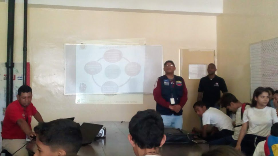 18-02-2019 CE Simón Boliva. Formación por parte del MPPE a las
Brigadas Patrulla Escolar, Convivencia y Paz. En conjunto con frente preventivo.Gran Misión Cuadrante de Paz y Direccion Prevención del Delito
@MPPEDUCACION @JorgePerezVZLA  <a href="/GMCDePaz/">Gran Misión Cuadrantes de Paz</a>  <a href="/DPDPrevencion/">Prevención y Paz</a>  @psuvaristobulo