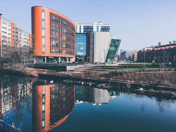 dmuleicester's tweet image. Spring is just around the corner 🌸🌤 The beautiful weather we had over the weekend created some gorgeous reflections of our campus in the River Soar and 'acurlyi_photography' (Instagram) captured this stunning shot 📷💧🏢 #ProudToBeMore