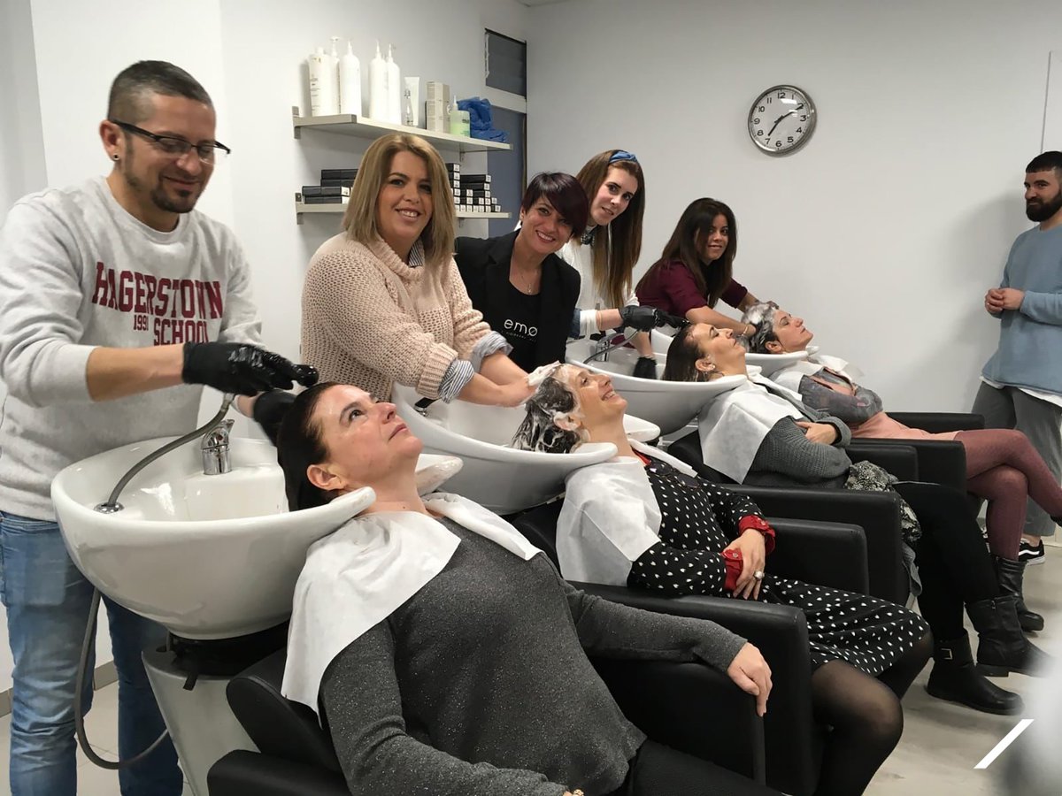KemonSpain's tweet photo. La semana pasada también estuvimos en Sevilla realizando un Taller de #YoColorSystem. Nuestro compañero Gonzalo nos mostró las claves de cada paso de este sistema de coloración. ¡Gracias a todos por venir y seguir creciendo con nosotros! #Kemon #AltaScuola #AmigosKemon https://t.co/SLGkNccU34