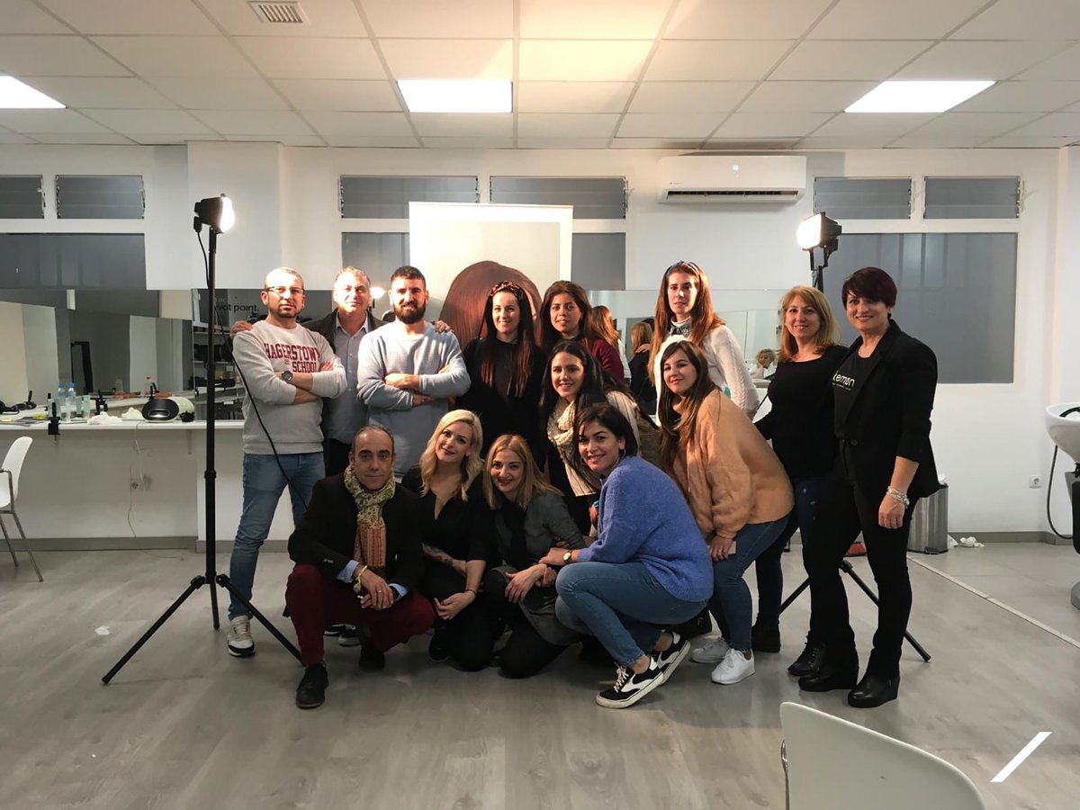 KemonSpain's tweet photo. La semana pasada también estuvimos en Sevilla realizando un Taller de #YoColorSystem. Nuestro compañero Gonzalo nos mostró las claves de cada paso de este sistema de coloración. ¡Gracias a todos por venir y seguir creciendo con nosotros! #Kemon #AltaScuola #AmigosKemon https://t.co/SLGkNccU34