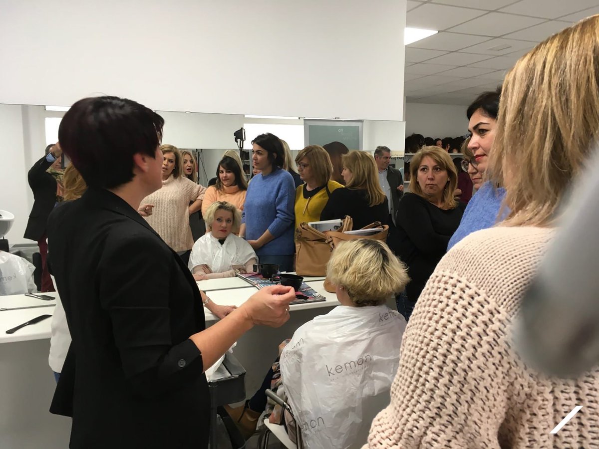 KemonSpain's tweet photo. La semana pasada también estuvimos en Sevilla realizando un Taller de #YoColorSystem. Nuestro compañero Gonzalo nos mostró las claves de cada paso de este sistema de coloración. ¡Gracias a todos por venir y seguir creciendo con nosotros! #Kemon #AltaScuola #AmigosKemon https://t.co/SLGkNccU34