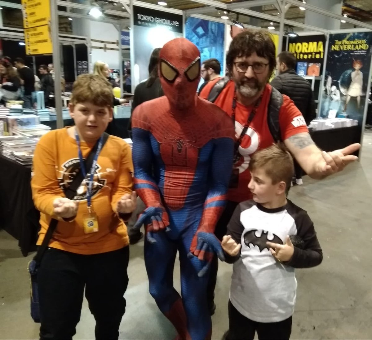 tintowers's tweet photo. No pudimos esperar a la noche y por la tarde en @Heroes_ComicCon ya estábamos junto a #SpiderMan celebrando que íbamos a conseguir el #Oscars
@MarvelSpain @TheRealStanLee
@AccionCine @Septimofriki @reversecomix #Frikiboy #SuperAdam https://t.co/16uQFtZC9G