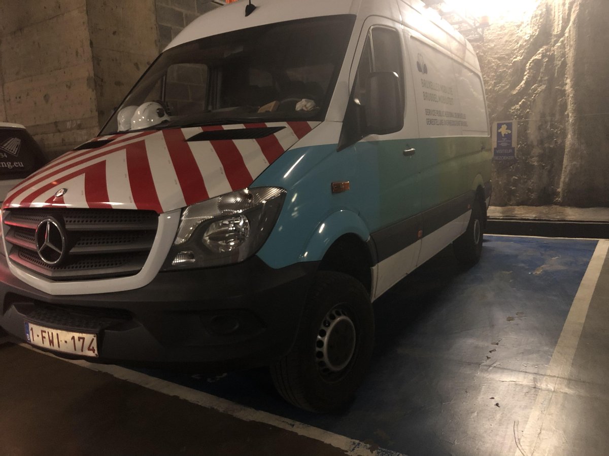 PassLeMessage's tweet photo. Bonjour @BXLmobilite Pouvez-vous briefer certains de vos collaborateurs au #resPPPect des places de stationnement pour personnes handicapées? ♿️🅿️
Il y a justement eu une campagne sur le sujet récemment 😉 https://t.co/oZby6u7i9B