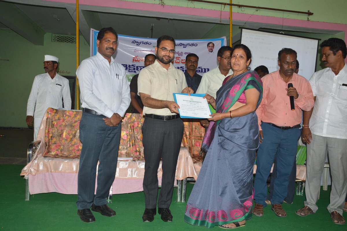 DEO_Gadwal's tweet photo. .నూతనంగా ఎన్నికైన సర్పంచ్ ల ఐదు రోజుల శిక్షణ ముగింపు కార్యక్రమంలో సర్పంచ్ లకు దృవీకరణ పత్రాల్ని అందచేసిన జిల్లా కలెక్టర్ గారు.

@ceotelangana 
@electioncomm https://t.co/rulRpTNswg