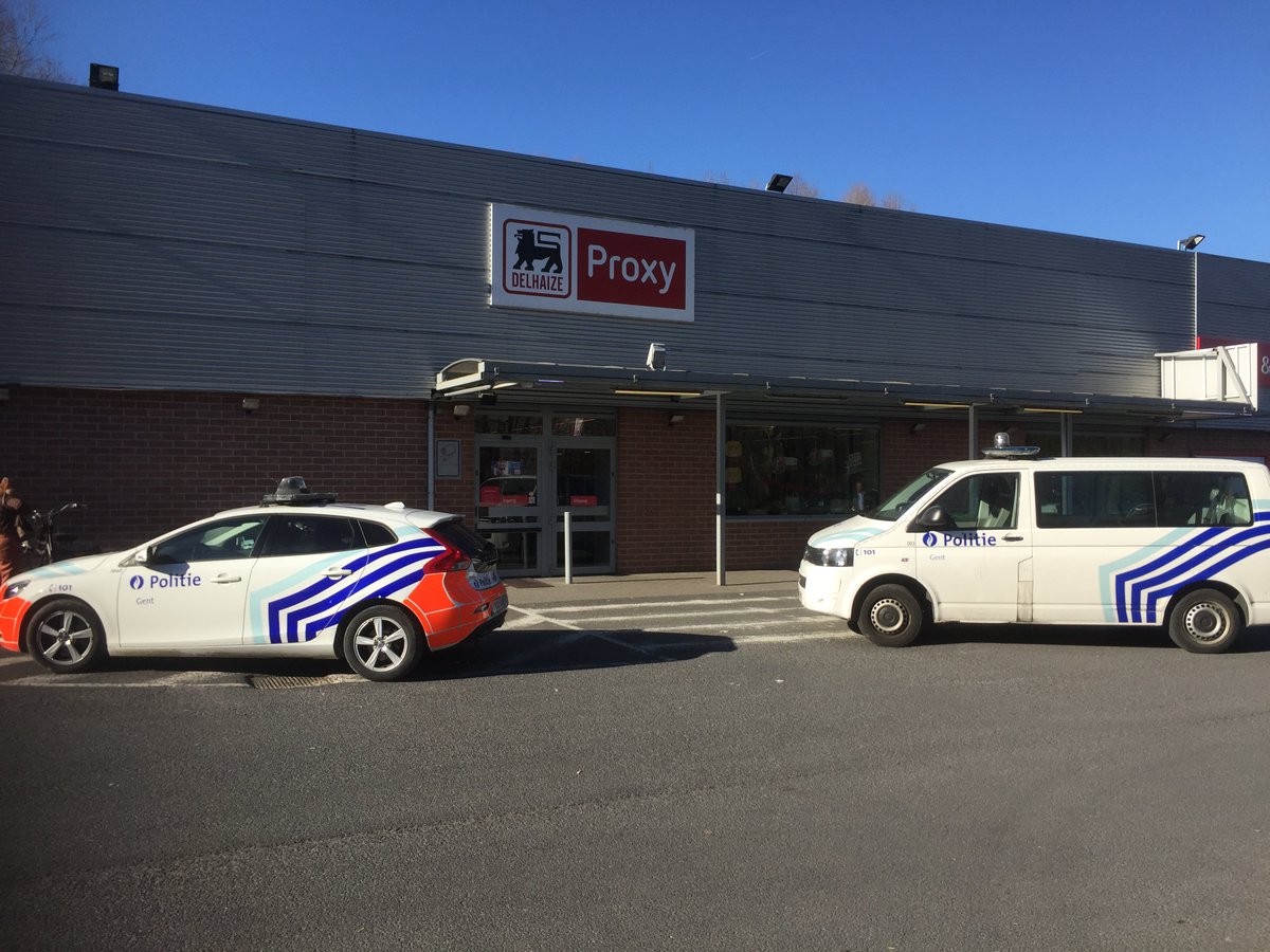 avstelevisie's tweet image. De Proxy Delhaize op de Brugsesteenweg in Mariakerke werd vanmiddag overvallen. De dader was gewapend en vluchtte weg met de fiets. De @GentseFlikken verspreiden al een opsporingsfoto.