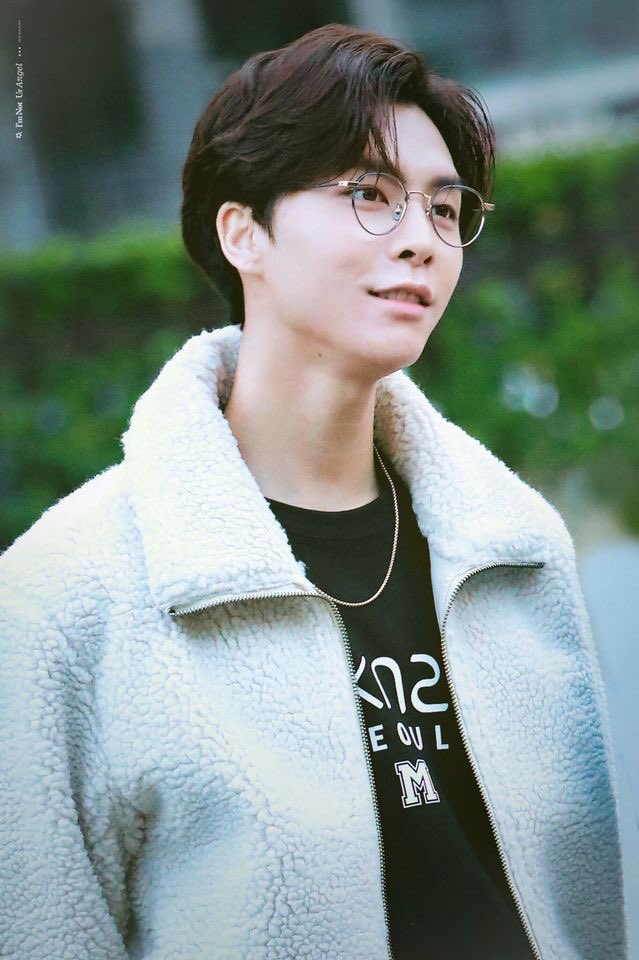 itiscloudy_'s tweet photo. เฉยๆกะหนุ่มแว่นนะ แต่พอเป็นพี่จอห์นนี่ มันดีจริงๆ mood and tone อบอุ่น แต่ก็daddyไม่พร้อมกันได้ง่ะ พี่จอห์นสุดหล่อของนุ้ง ㅠㅠ🥨☕️🐻 #JOHNNY https://t.co/gLxh3IoBmR