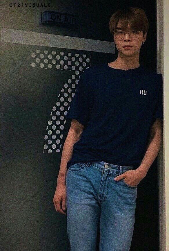 itiscloudy_'s tweet photo. เฉยๆกะหนุ่มแว่นนะ แต่พอเป็นพี่จอห์นนี่ มันดีจริงๆ mood and tone อบอุ่น แต่ก็daddyไม่พร้อมกันได้ง่ะ พี่จอห์นสุดหล่อของนุ้ง ㅠㅠ🥨☕️🐻 #JOHNNY https://t.co/gLxh3IoBmR