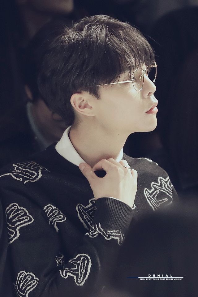 itiscloudy_'s tweet photo. เฉยๆกะหนุ่มแว่นนะ แต่พอเป็นพี่จอห์นนี่ มันดีจริงๆ mood and tone อบอุ่น แต่ก็daddyไม่พร้อมกันได้ง่ะ พี่จอห์นสุดหล่อของนุ้ง ㅠㅠ🥨☕️🐻 #JOHNNY https://t.co/gLxh3IoBmR
