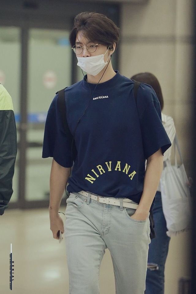 itiscloudy_'s tweet photo. เฉยๆกะหนุ่มแว่นนะ แต่พอเป็นพี่จอห์นนี่ มันดีจริงๆ mood and tone อบอุ่น แต่ก็daddyไม่พร้อมกันได้ง่ะ พี่จอห์นสุดหล่อของนุ้ง ㅠㅠ🥨☕️🐻 #JOHNNY https://t.co/gLxh3IoBmR