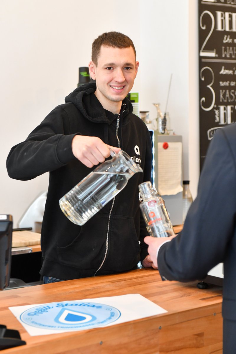 RWWler's tweet photo. Jetzt ist @REFILLDE auch in @bottrop Innenstadt angekommen. Beim
Unverpackt-Supermarkt @AllerleiBottrop kann man jetzt seine mitgebrachte
#Wasserflasche mit #Leitungswasser auffüllen – kostenfrei natürlich. @botliebe
@waz_bottrop @RadioEmLippe https://t.co/unkGf0z4UI https://t.co/D80AFGgqKf