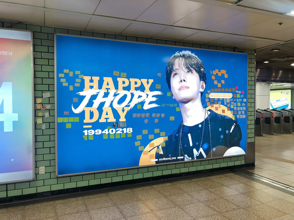 Loding_twt's tweet photo. 보고 울 뻔했슴 정호석 생일 광고에 수두룩하게 붙어있던 응원하는 포잇들... 나도 담주에 알바 하러갈 때 붙이고 오려구,,,, https://t.co/gfKSBzoXZh