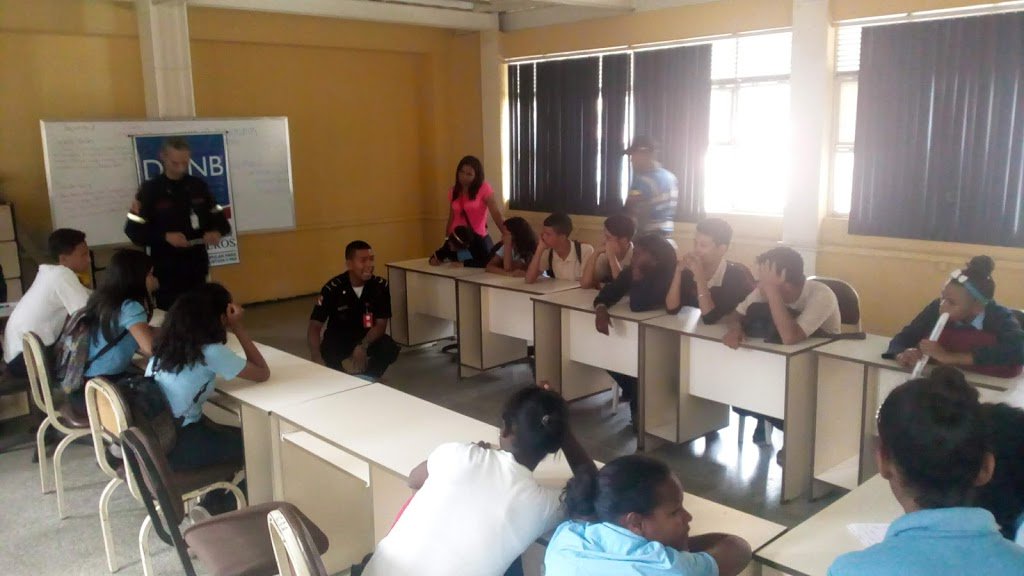 19-02-2019 UENB Bicentenario Republicano
Bomberos del DTTO Capital y Proteccion Civil. charla a Estudiantes de Primaria y Media. Brigadas de Gestion de Riesgo y Primeros Auxilios
@MPPEDUCACION @JorgePerezVZLA @psuvaristobulo