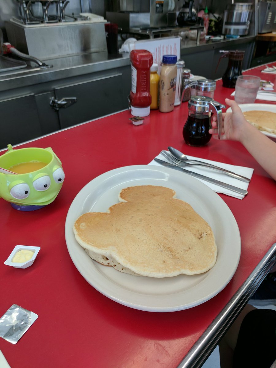 yodertoterblog's tweet image. Our favorite retro find is Cindy's Diner in @VisitFortWayne - we loved it so much we went back two summers in a row! The diner only seats 15 ppl! Prices are affordable AND it's within walking distance of all of Fort Wayne's attractions. #MidwestMondayChat #midwestmoment