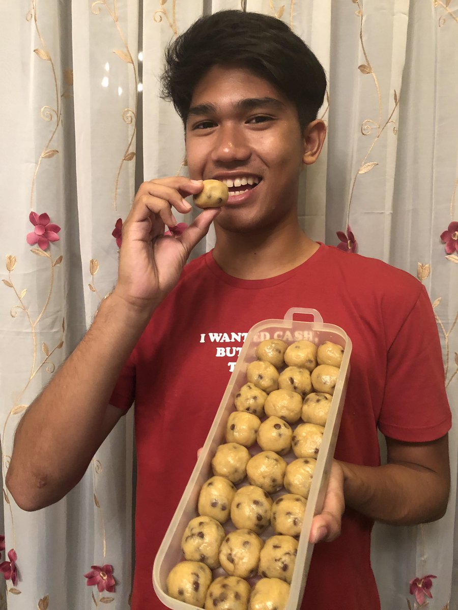 KarlEstabaya's tweet photo. HOY IKAW! Mahilig ka ba sa balls tulad nila Luis at Jansen? BILI NA NG COOKIE DOUGH BALLS! 🍪 

15/pc , 40/3pcs

Masarap? Tsek! 
Mura? Tsek!
Makakatulong sa Father Monti Shelter Home? Tsek na Tsek!

Maraming Salamat! https://t.co/7IvniuVoRe