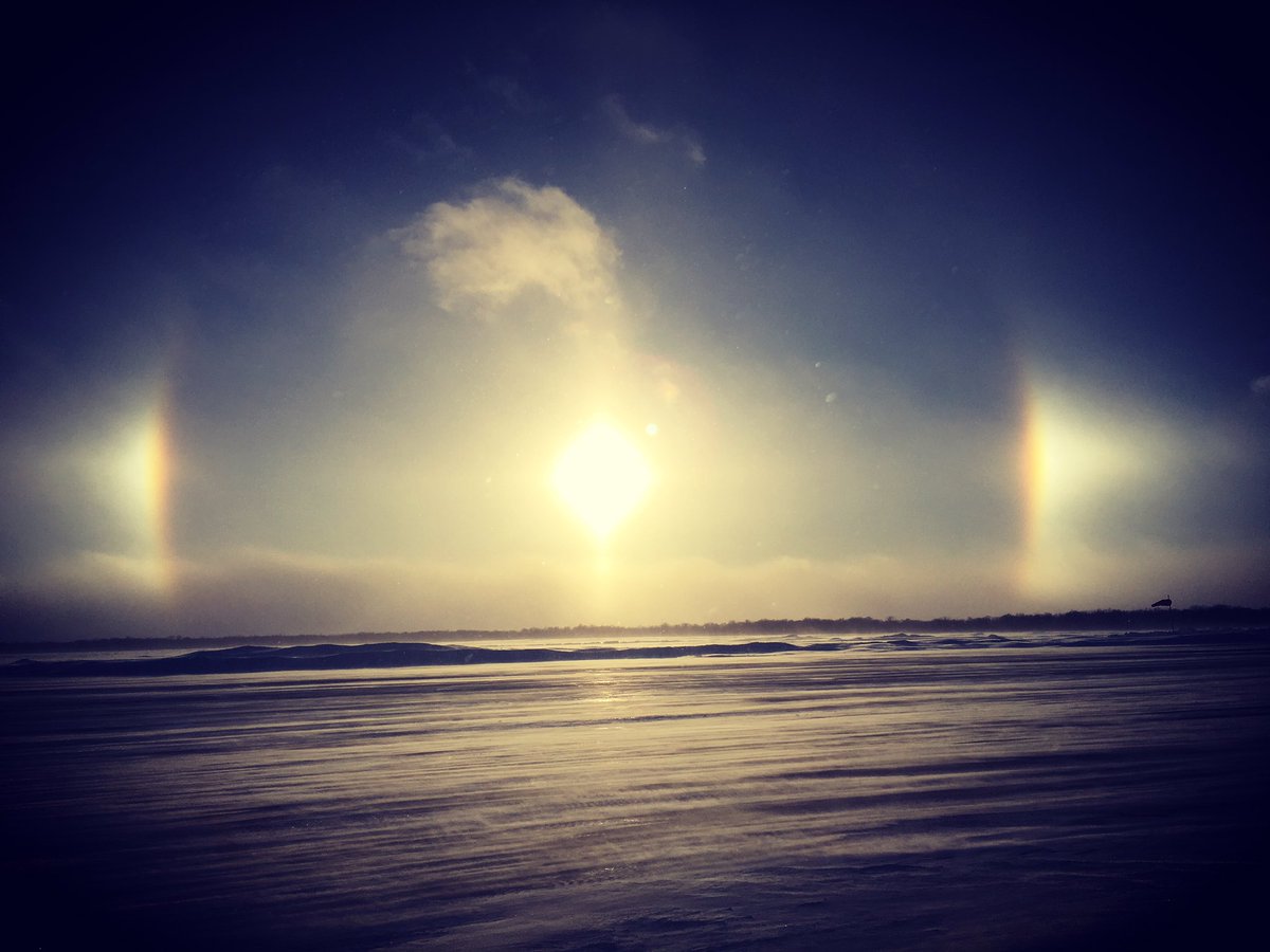 kaomig's tweet photo. Ever see a sundog? It’s when sunlight is refracted from ice particles in the air. #frigidcold #thiefriverfalls #ontherunway #onegreatermn https://t.co/oSTPdnXKBJ