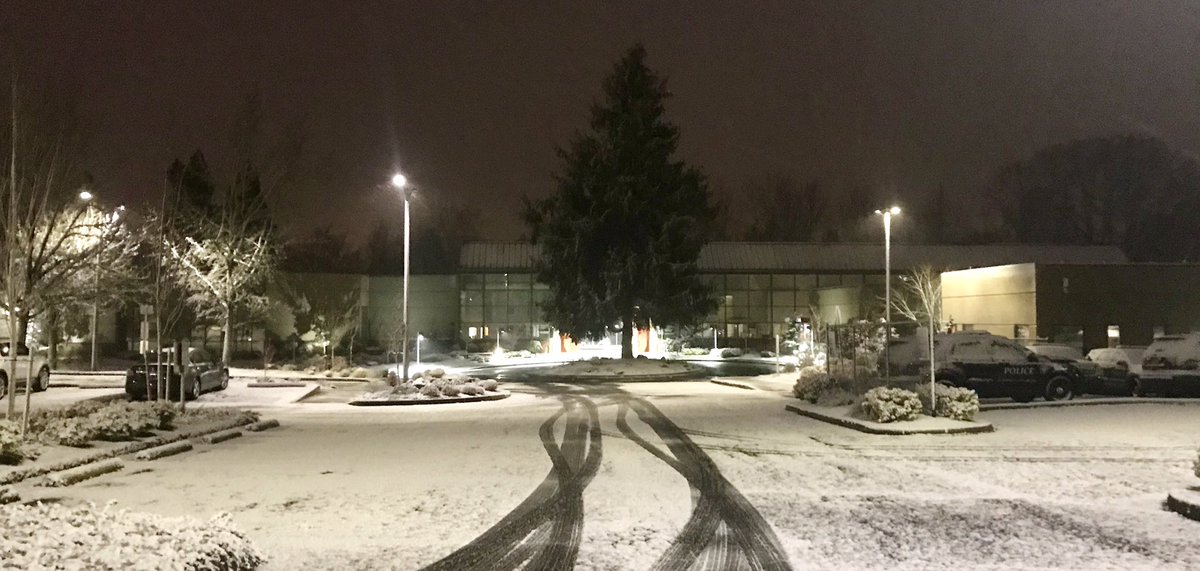 TigardOR's tweet photo. Live from City Hall... #tripledoppler #pdxtst #pdxsnow #pdxtraffic https://t.co/GezHeF7qCR