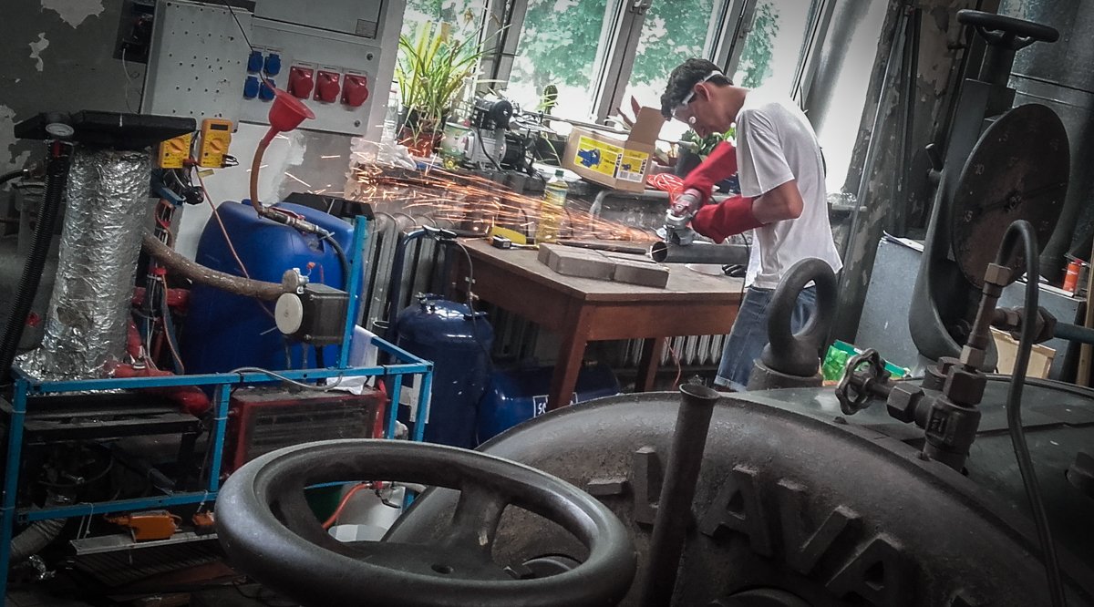 Studenci ze Studenckiego Koła Magazynowania Energii pracują nad nowatorskim projektem budowy modelu magazynu sprężonego powietrza 🔋 Więcej informacji: bit.ly/2BQ9qrL