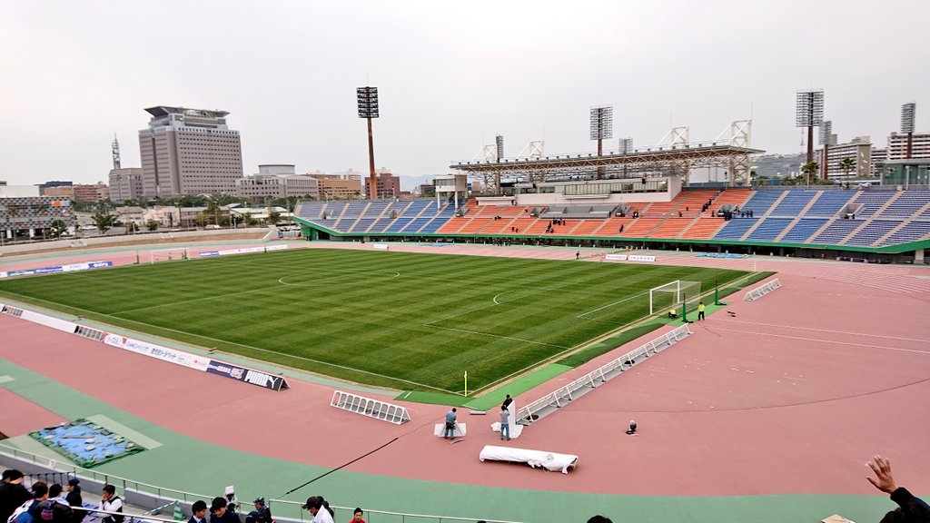 いぶおや 鹿児島ユナイテッドfcのホーム 白波スタジアムに駆けつけた7 4人のうち 自分調べ7 000人は赤ちゃんから高齢者までずぶ濡れ観戦でした 元気な若者や飛び跳ねてる中年 含む自分 は濡れてもいいので せめてお子様 高齢者などの方々のために屋根